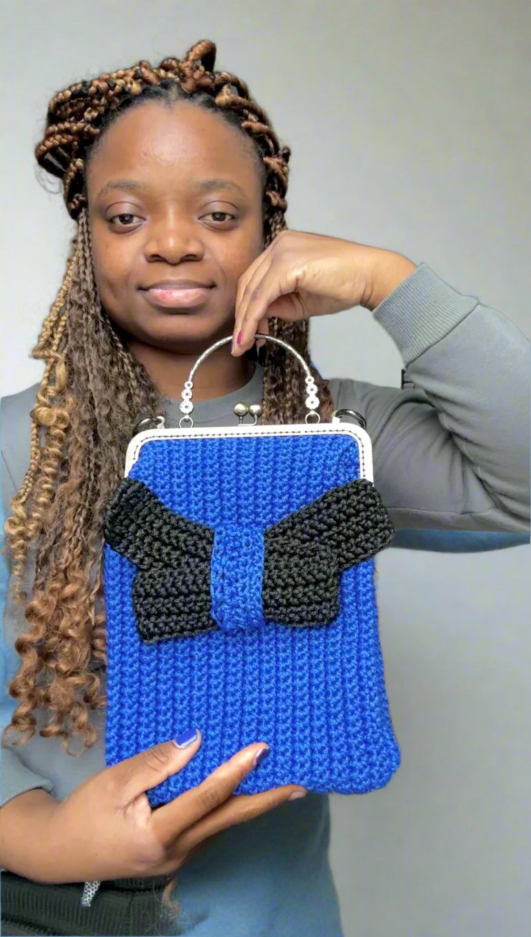 Bolso Brodiaea: bolso de hombro cuadrado de crochet azul marino con detalles de cadena y botón en azul claro