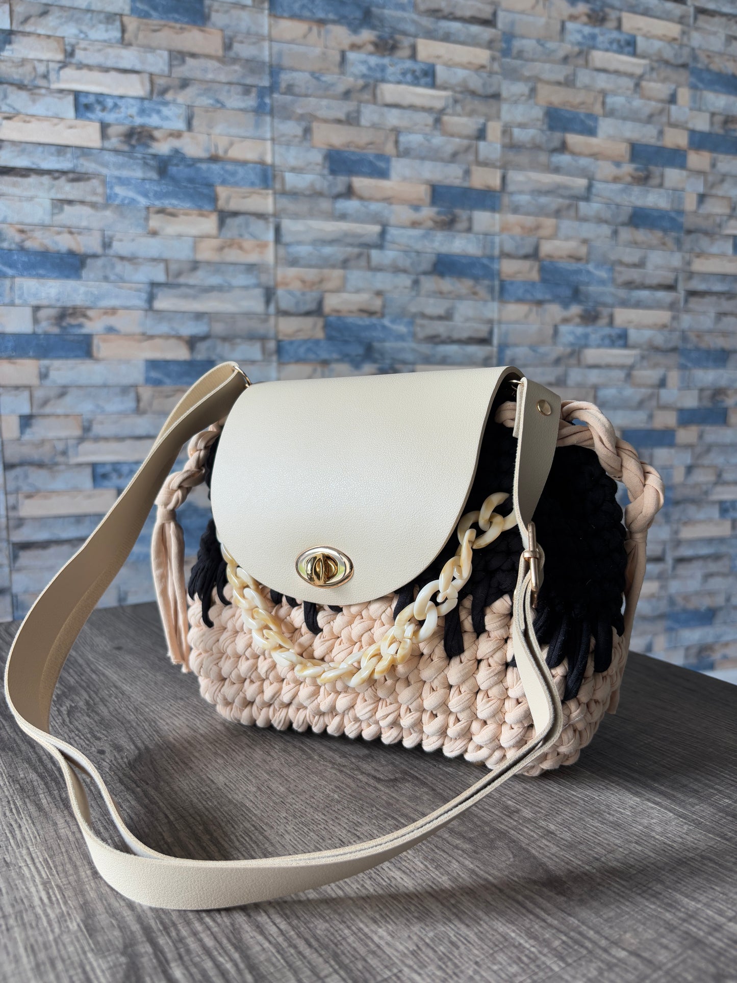 Bolso Brodiaea: bolso de hombro cuadrado de crochet azul marino con detalles de cadena y botón en azul claro