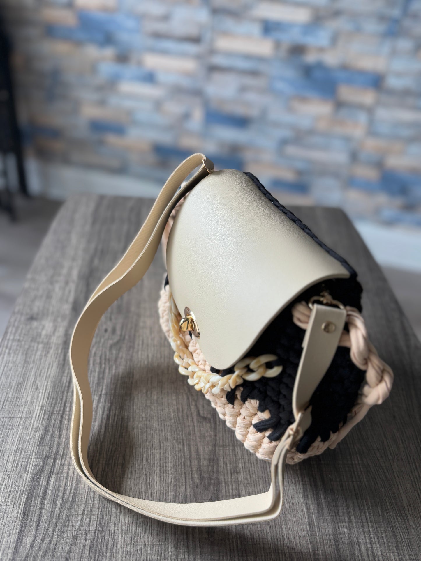 Bolso Brodiaea: bolso de hombro cuadrado de crochet azul marino con detalles de cadena y botón en azul claro