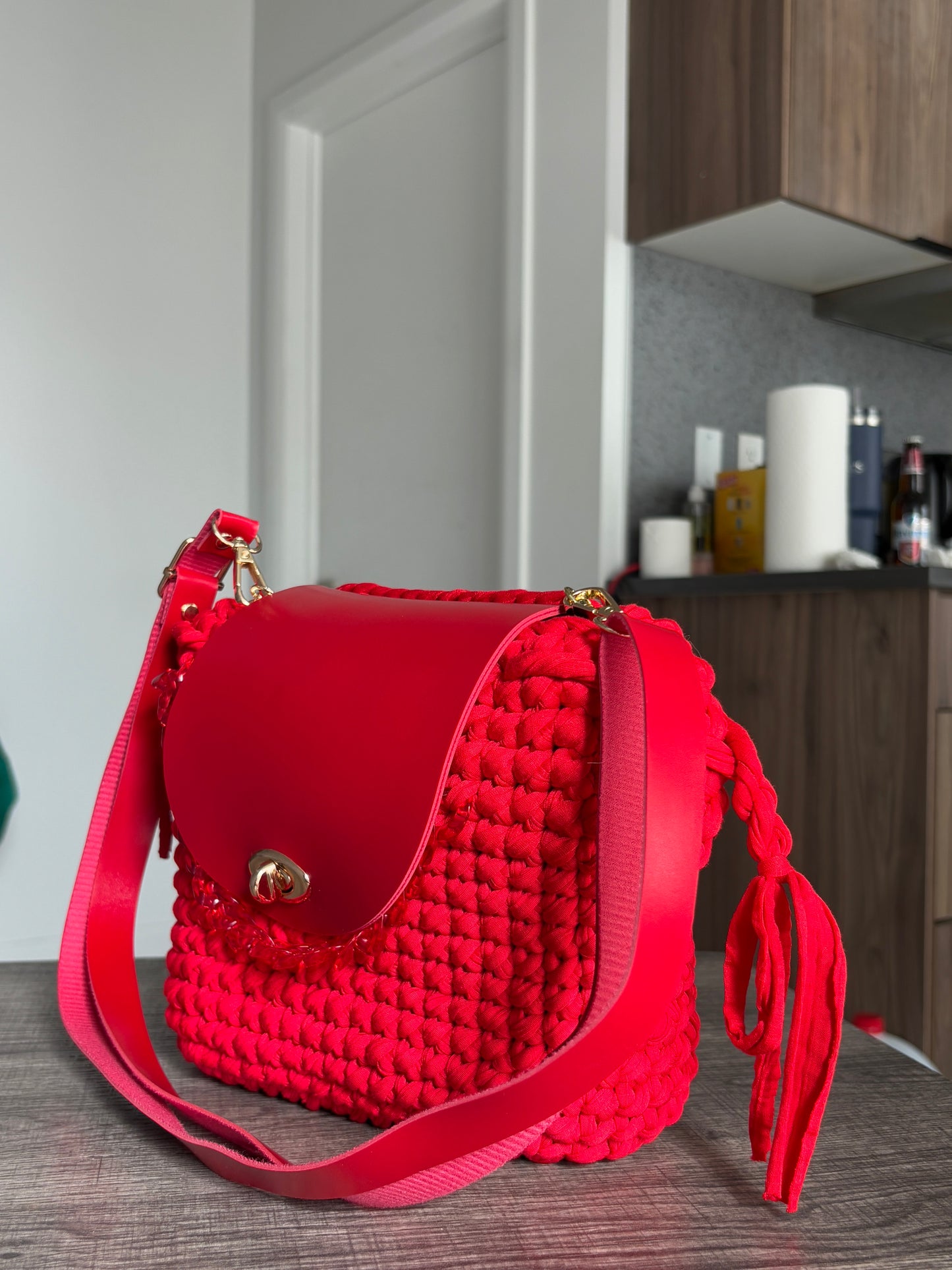Bolso Brodiaea: bolso de hombro cuadrado de crochet azul marino con detalles de cadena y botón en azul claro