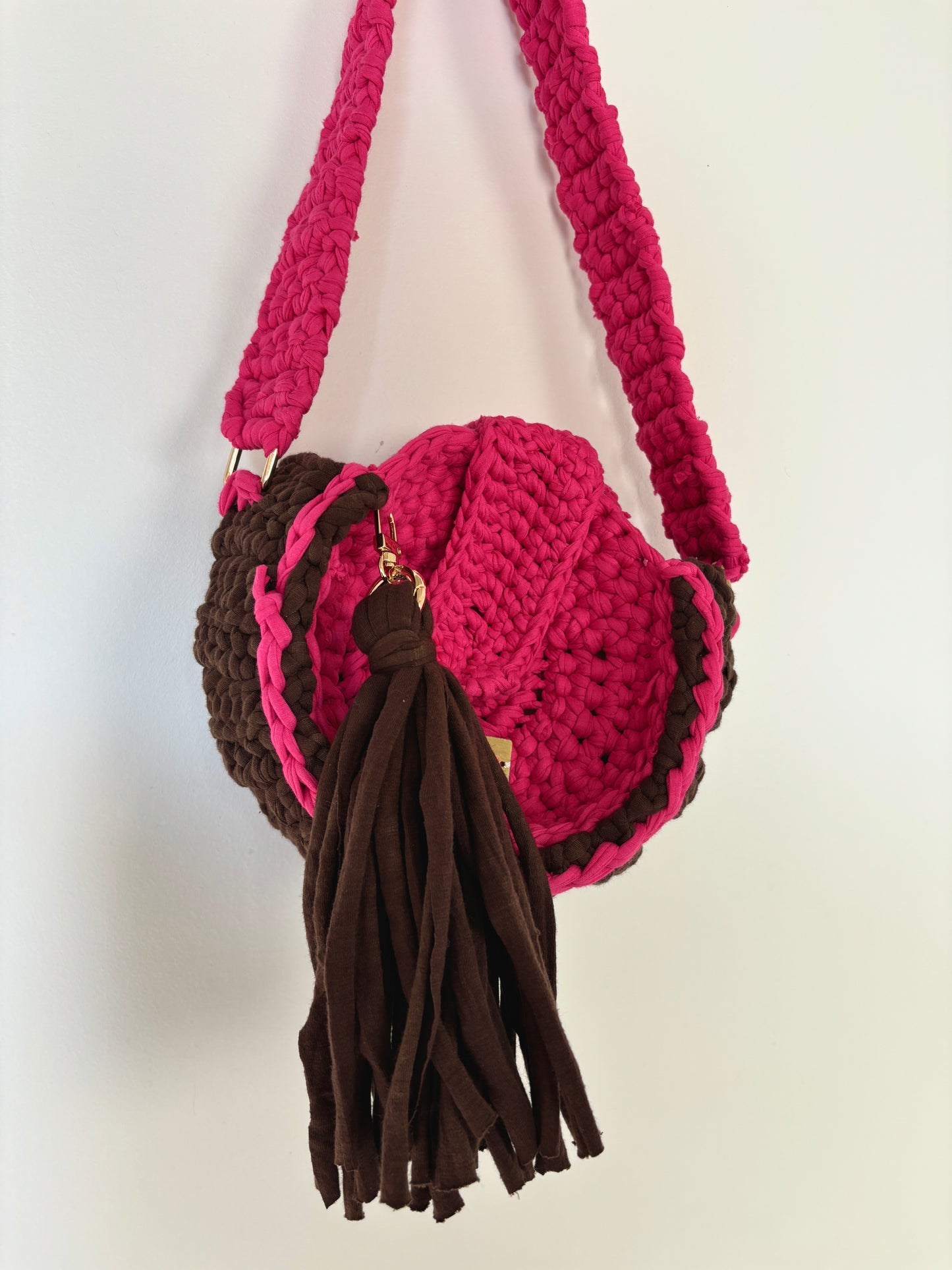 Sac Brodiaea - Sac à bandoulière carré en crochet bleu marine avec détails en chaîne et boutons bleu clair