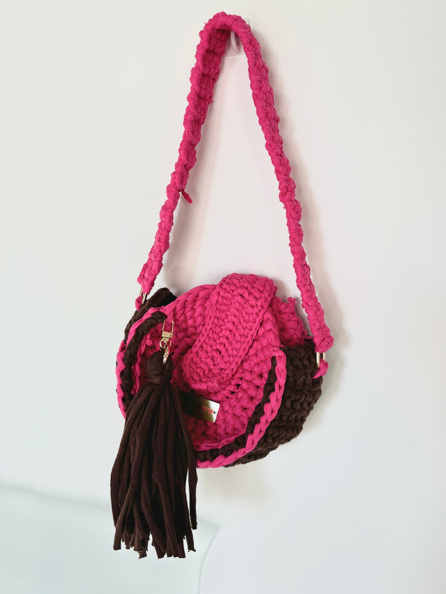 Sac Brodiaea - Sac à bandoulière carré en crochet bleu marine avec détails en chaîne et boutons bleu clair