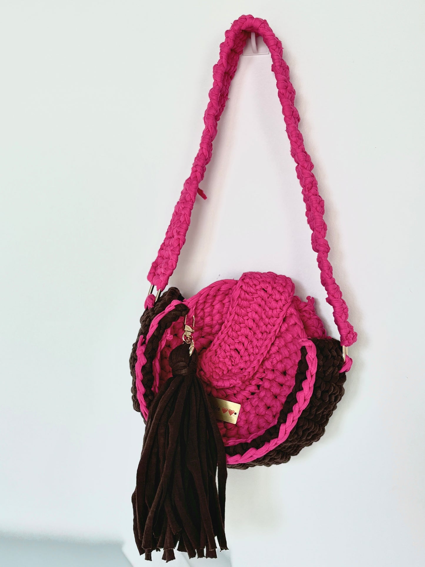 Sac Brodiaea - Sac à bandoulière carré en crochet bleu marine avec détails en chaîne et boutons bleu clair